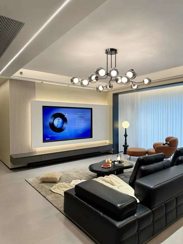 Lustre branche à globes en verre au style luxueux et contemporain, mis en valeur dans un grand salon moderne
