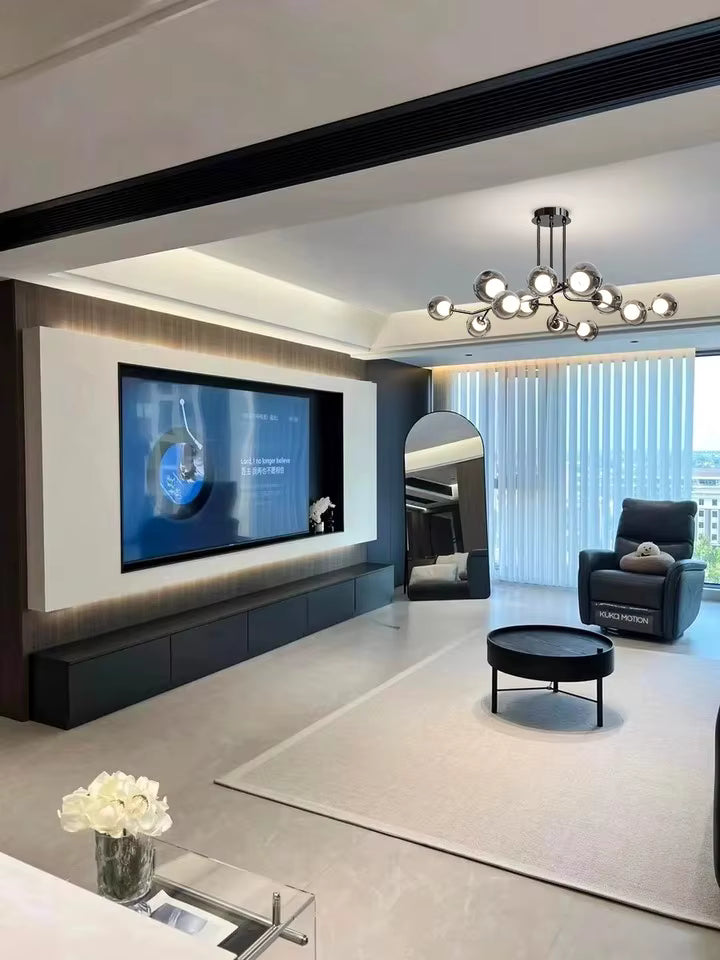 Grand lustre branche à globes en verre fumé, au style moderne et minimaliste dans un salon spacieux aux lignes épurées