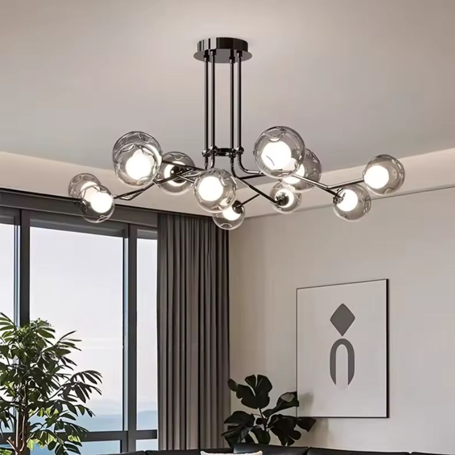 Lustre branche à globes en verre au style contemporain et sophistiqué, installé dans un salon lumineux et épuré