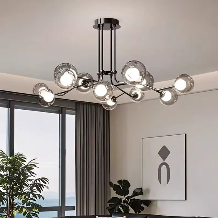 Lustre branche à globes en verre au style contemporain et sophistiqué, installé dans un salon lumineux et épuré