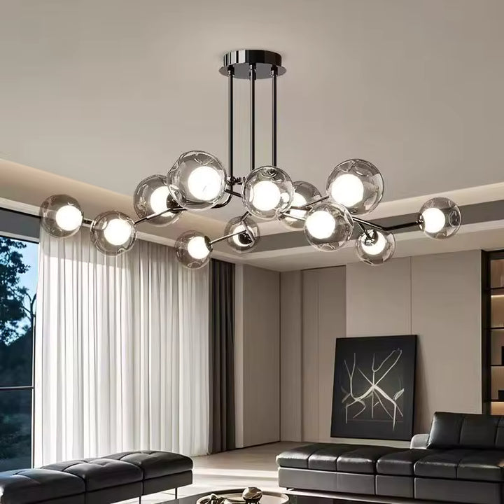 Lustre branche à multiples globes en verre, au style design et aérien mis en scène dans un salon contemporain