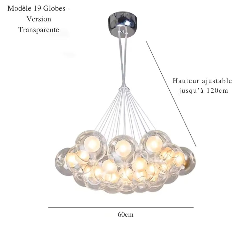 Avec ses 19 sphères lumineuses en verre clair, ce lustre sculptural de 60 cm évoque une grappe de bulles suspendues.
