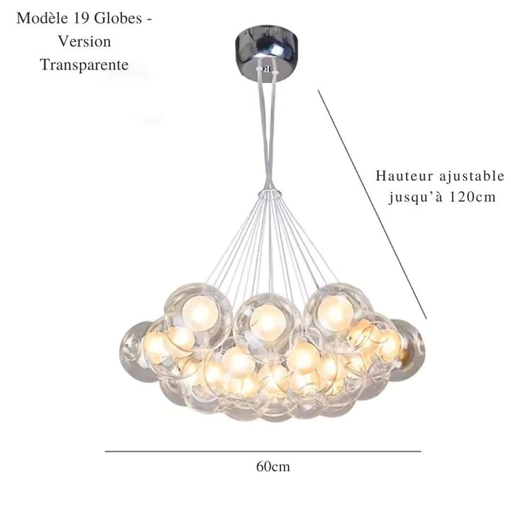 Avec ses 19 sphères lumineuses en verre clair, ce lustre sculptural de 60 cm évoque une grappe de bulles suspendues.