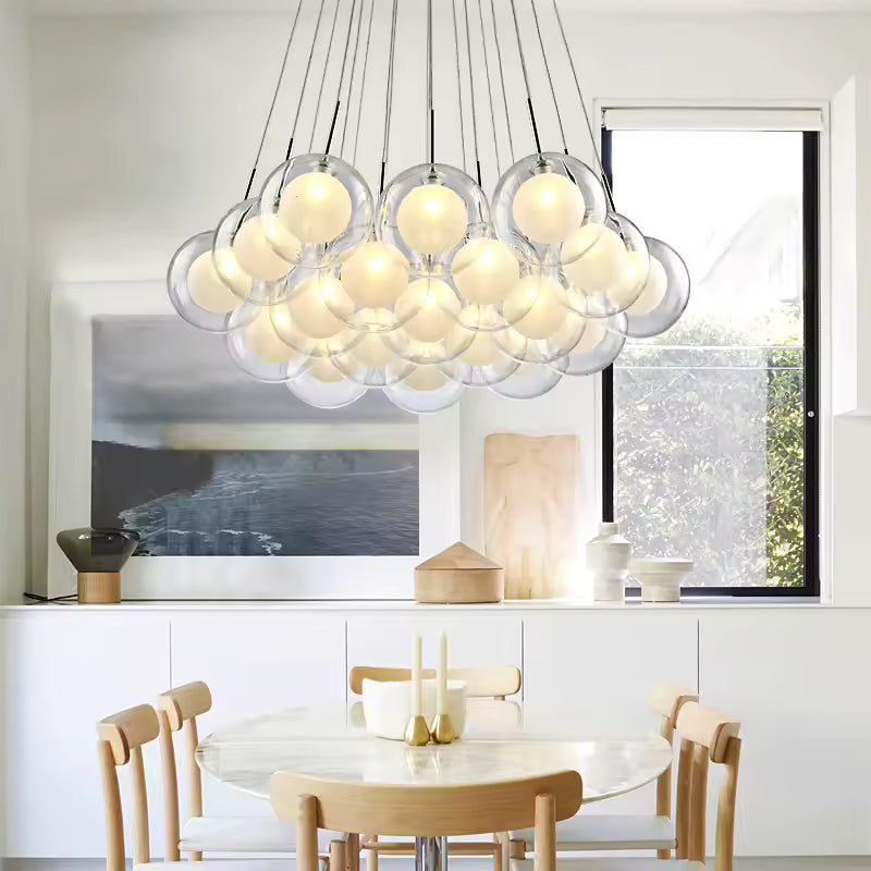 Suspendu au-dessus d'une table ronde, ce lustre bulles de verre sublime une salle à manger scandinave.