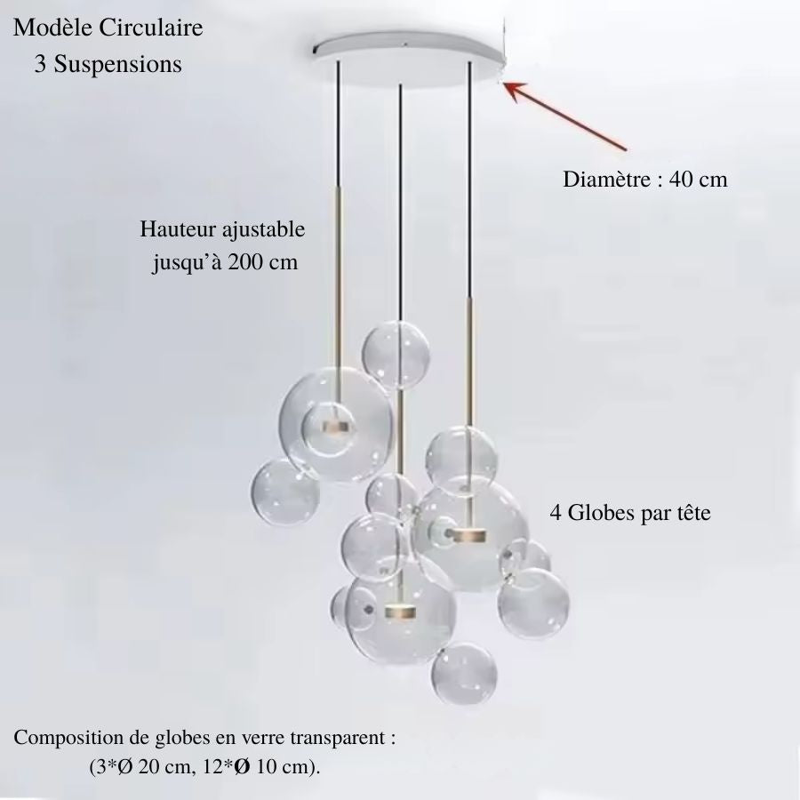 Trois suspensions à bulles de verre transparent forment une composition circulaire en cascade, au design aérien et épuré.