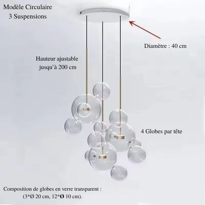 Trois suspensions à bulles de verre transparent forment une composition circulaire en cascade, au design aérien et épuré.