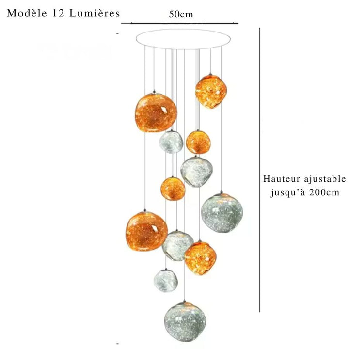 Suspension sculpturale à 12 sphères ambrées et argentées texturées, avec support de 50 cm et câbles réglables sur 200 cm.