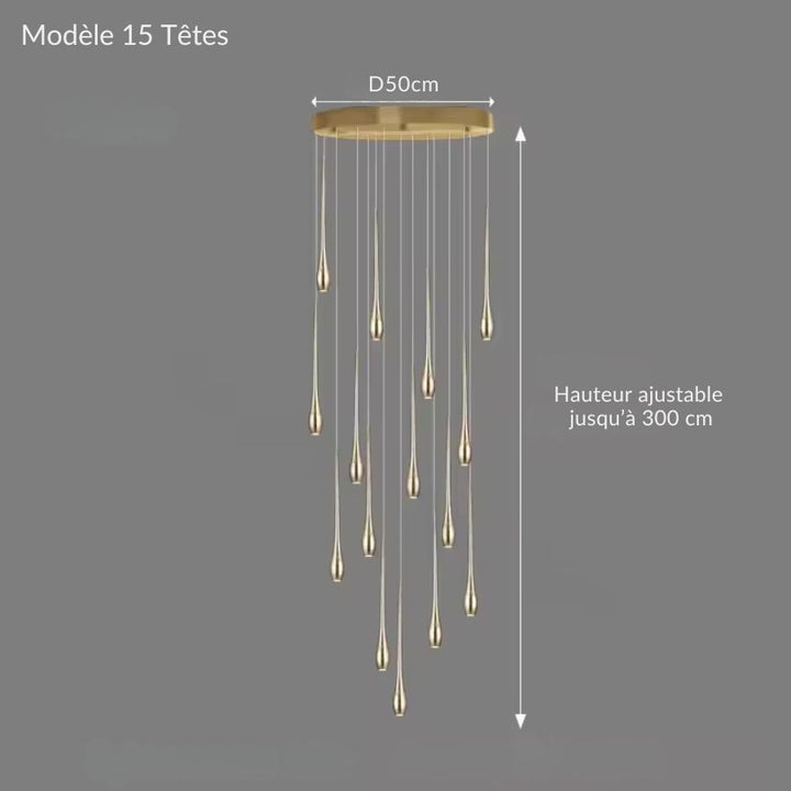 Lustre cascade de quinze gouttes dorées, pensé pour habiller avec élégance les volumes de grande hauteur