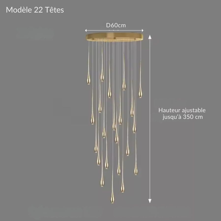Vingt-deux gouttes lumineuses structurent ce lustre cascade doré conçu pour les grands volumes et escaliers