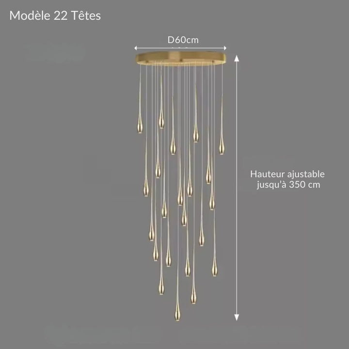 Vingt-deux gouttes lumineuses structurent ce lustre cascade doré conçu pour les grands volumes et escaliers
