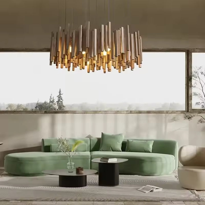 Lustre cascade en bois clair au design organique et sculptural, suspendu dans un salon contemporain aux lignes douces