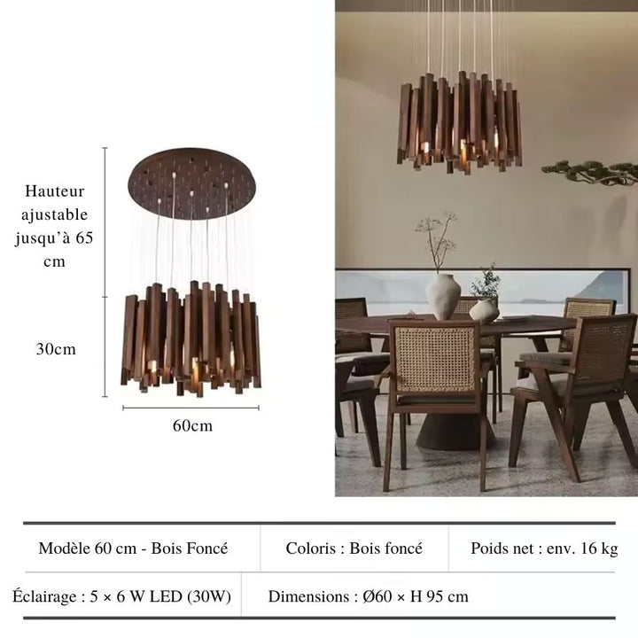 Lustre cascade de 60 cm en bois foncé, aux lignes sculpturales dans une salle à manger d’esprit naturel