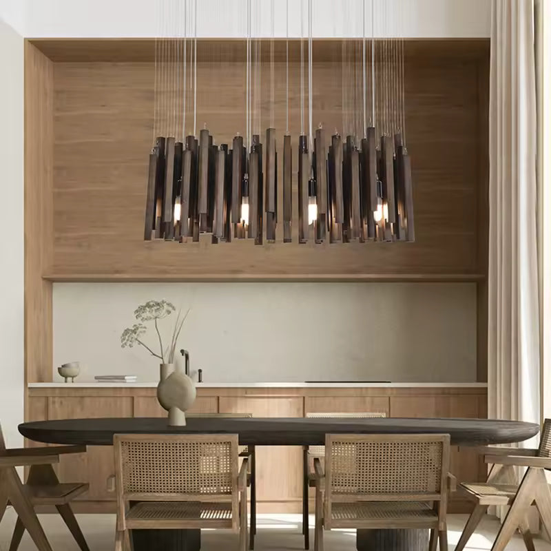 Lustre cascade en bois foncé aux lignes sculpturales, dans une salle à manger chaleureuse d’inspiration Japandi