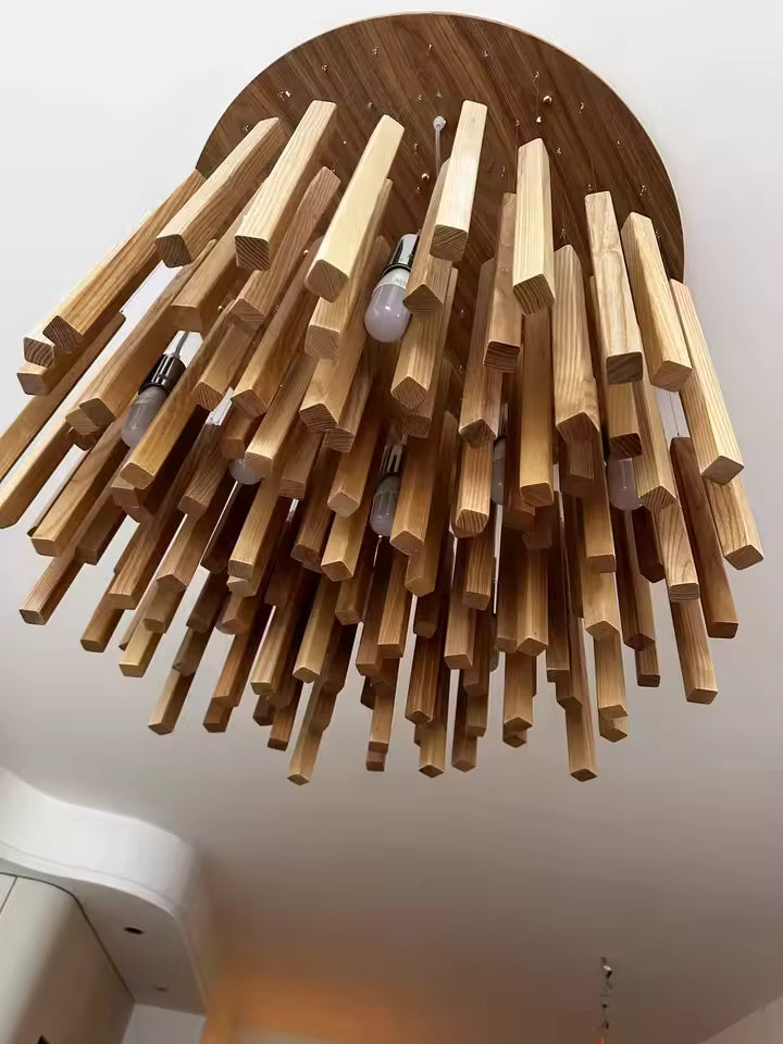 Lustre cascade en bois massif aux tasseaux sculpturaux, au style organique et naturel inspiré des intérieurs chaleureux