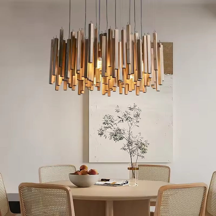 Lustre cascade en bois massif au style naturel contemporain, diffusant une lumière chaleureuse au-dessus de la table