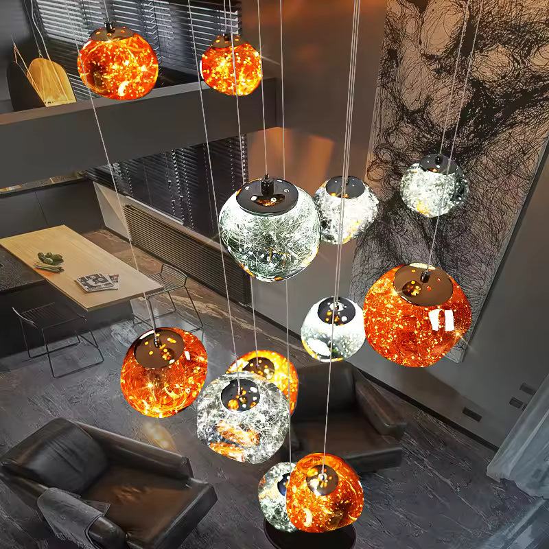 Dans un salon contemporain, une suspension sculpturale à globes ambrés et argentés forme une cascade lumineuse élégante.