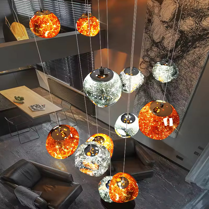 Dans un salon contemporain, une suspension sculpturale à globes ambrés et argentés forme une cascade lumineuse élégante.