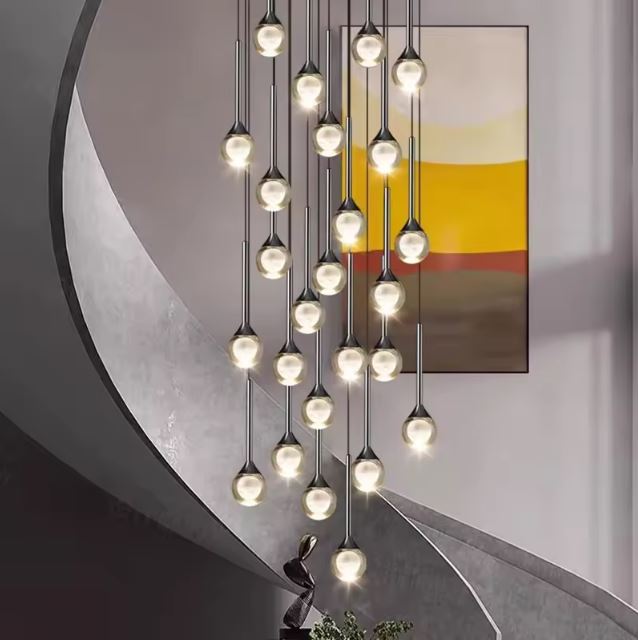 Lustre cascade pour cage d’escalier, globes en verre transparent à cœur opalin, design architectural.