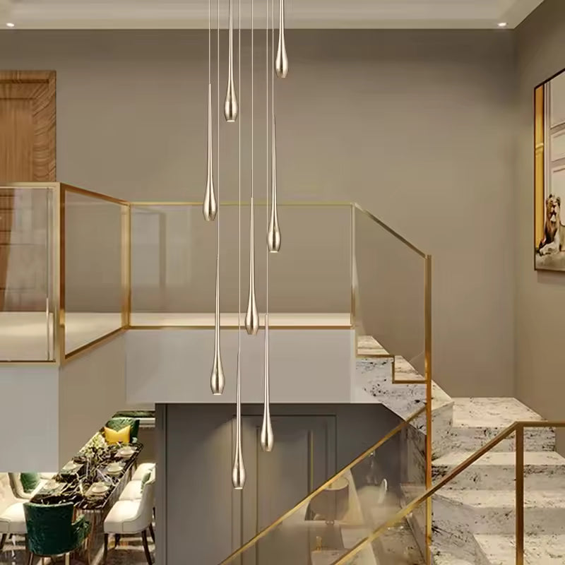 Dans un escalier à double hauteur, ce lustre cascade déploie ses gouttes dorées dans un style élégant et aérien