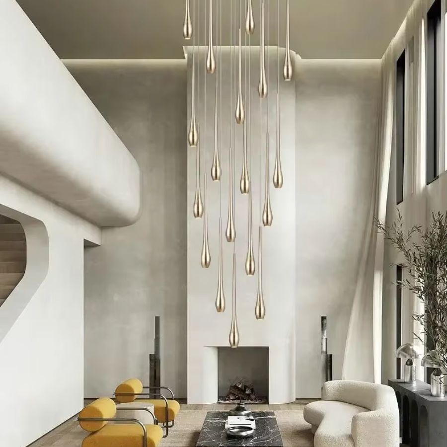 Dans un salon grande hauteur, ce lustre cascade de gouttes dorées crée une présence aérienne et sculpturale