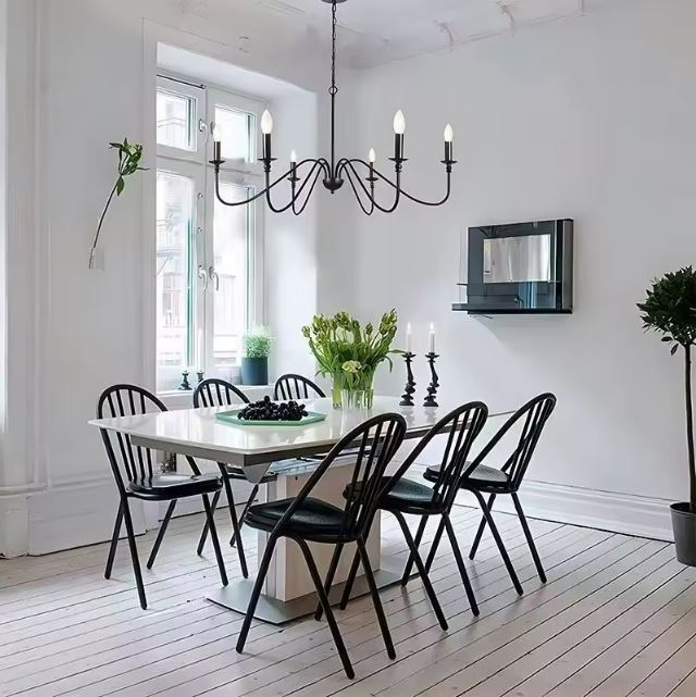 Lustre chandelier noir aux courbes graphiques au style contemporain élégant pour une salle à manger lumineuse.