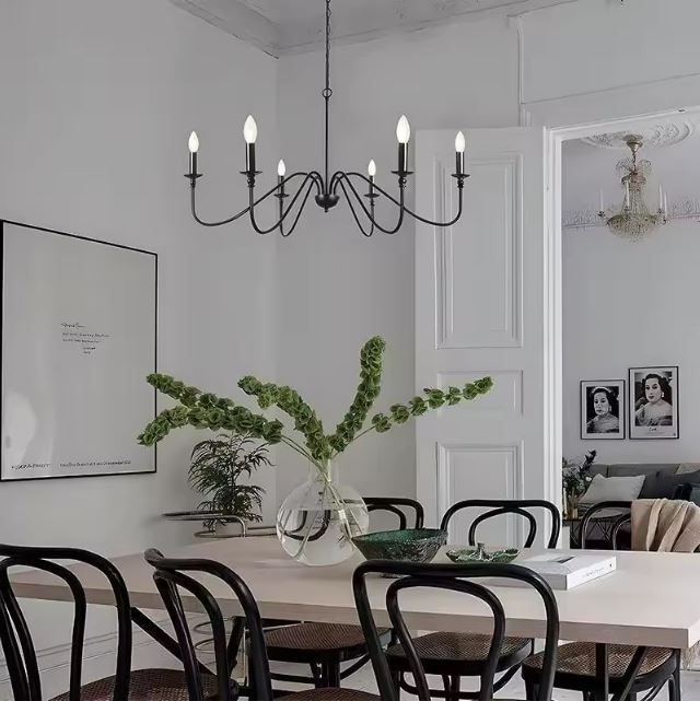 Lustre chandelier noir suspendu aux courbes aériennes au style minimaliste chic et inspiration nordique.
