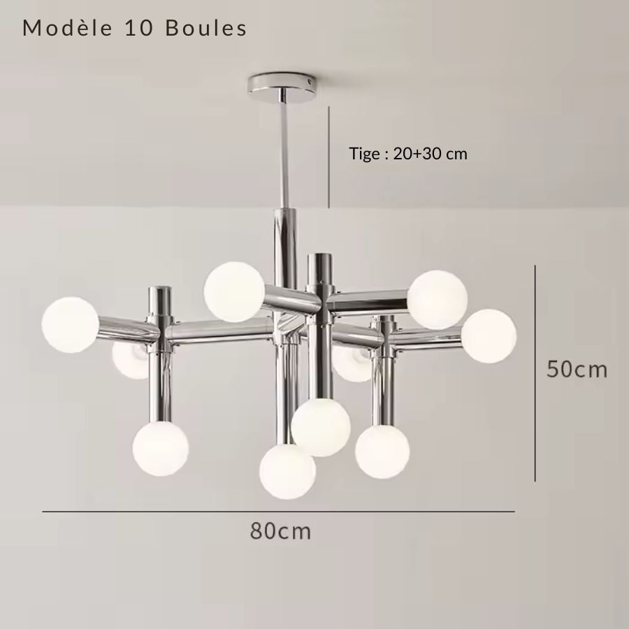 Lustre chromé à 10 boules opalines, avec une structure graphique mêlant influences rétro et design moderne