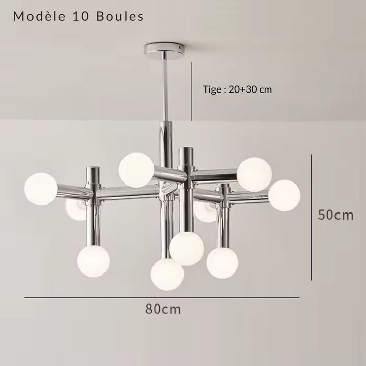 Lustre chromé à 10 boules opalines, avec une structure graphique mêlant influences rétro et design moderne