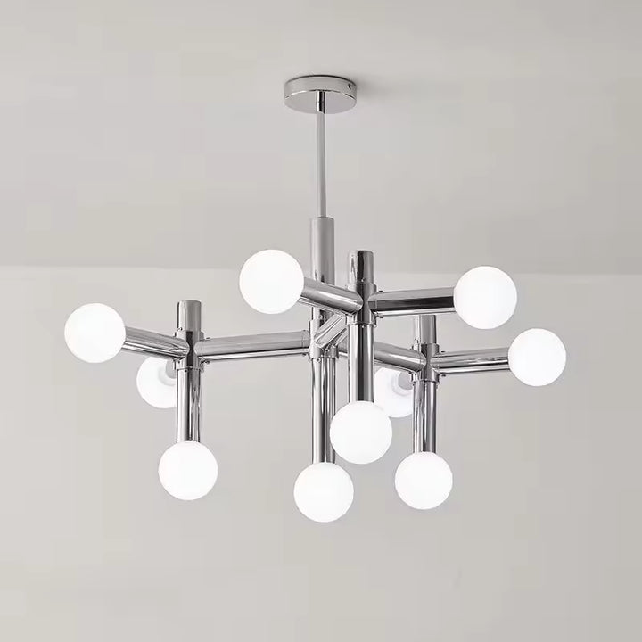 Lustre chromé à globes opalins répartis sur une structure graphique, dans un esprit mid-century moderne