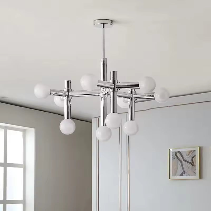 Lustre chromé à globes opalins disposés sur une structure géométrique, entre style mid-century et design moderne