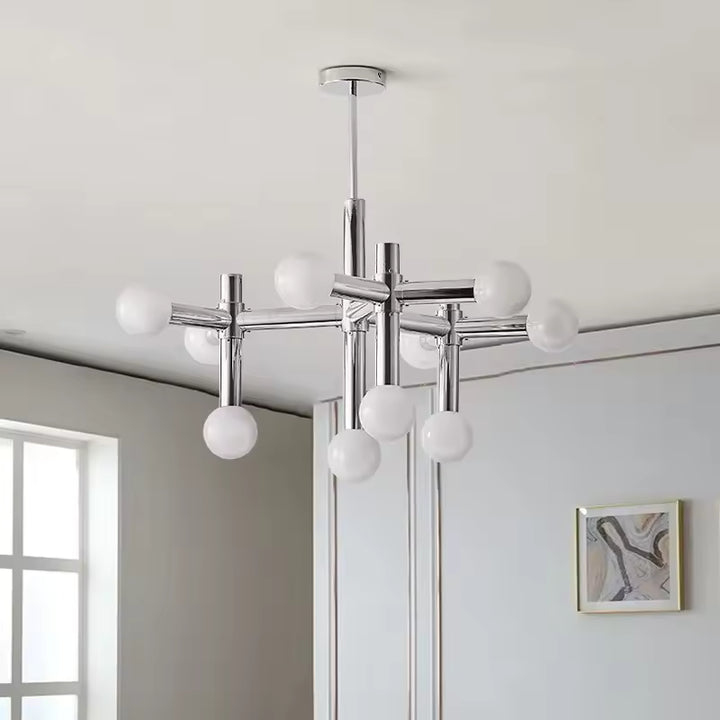 Lustre chromé à globes opalins disposés sur une structure géométrique, entre style mid-century et design moderne