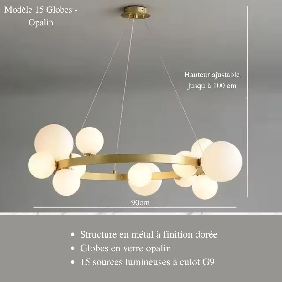 Suspension contemporaine en anneau doré de 90 cm, ornée de 15 globes en verre opalin diffusant une lumière douce.