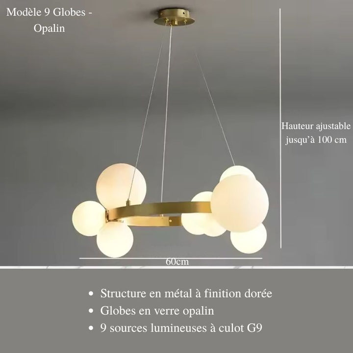 Avec ses 9 globes lumineux en verre opalin, ce lustre circulaire doré de 60 cm affiche un style minimaliste chic.