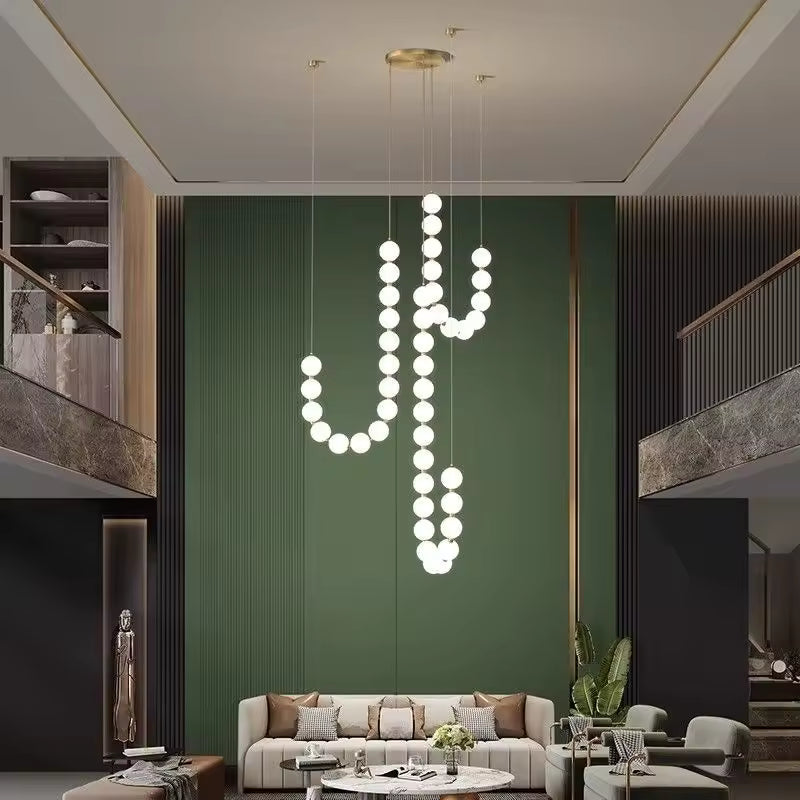 Suspendu dans un grand salon à plafond haut, ce lustre de globes lumineux dessine une composition sculpturale