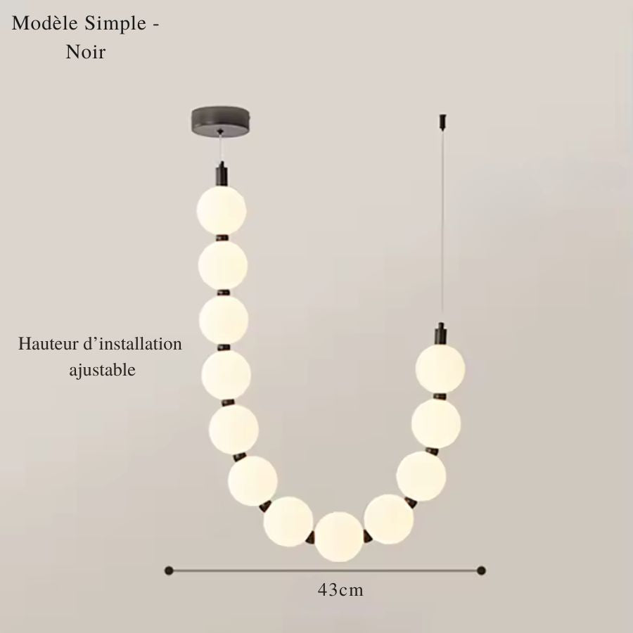 Avec sa finition noire, ce collier de globes lumineux de 43 cm adopte un style moderne et graphique