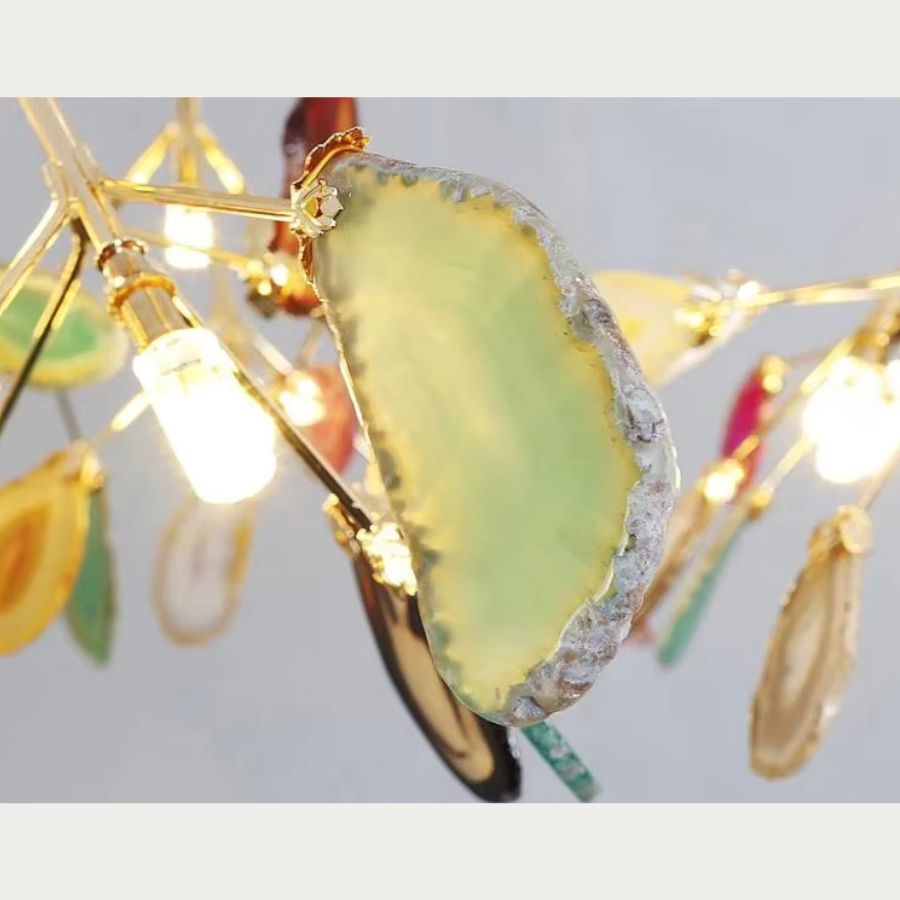 Détail d’une feuille d’agate naturelle colorée sur lustre doré, révélant ses nuances et veinages uniques