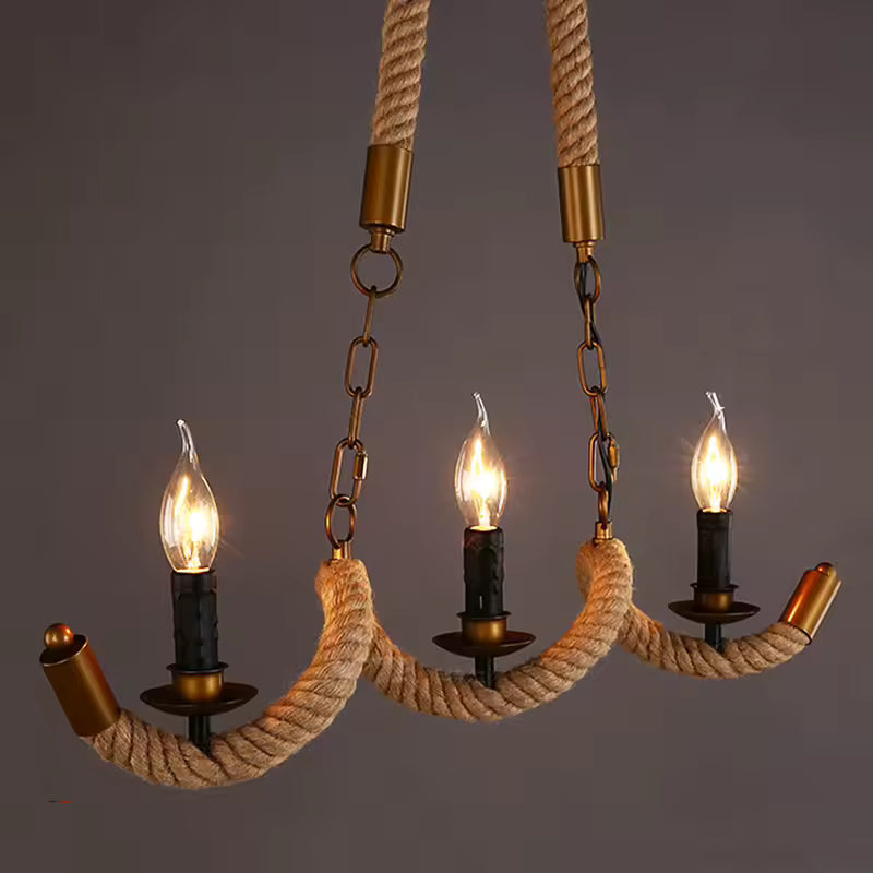 Lustre rustique en corde à trois bras ondulés, avec ampoules flammes et finitions bronze au charme vintage.