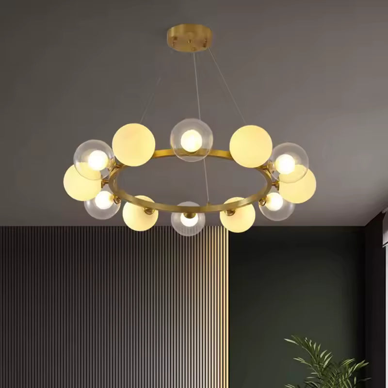 Couronne lumineuse dorée à globes en verre, dans un esprit design contemporain et Art déco