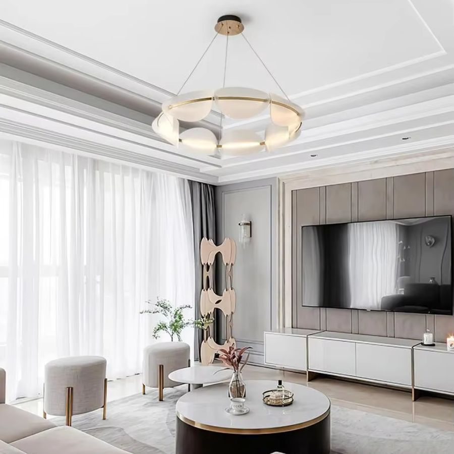 Lustre en couronne à pétales blancs et détails dorés, suspendu dans un salon contemporain lumineux