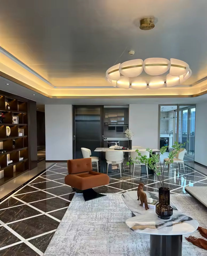 Lustre en couronne à pétales lumineux installé dans un grand salon, au style contemporain et raffiné