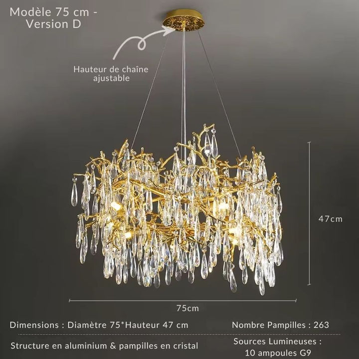 Ce modèle de 75 cm révèle un décor foisonnant de cristal suspendu à une structure dorée d'inspiration organique