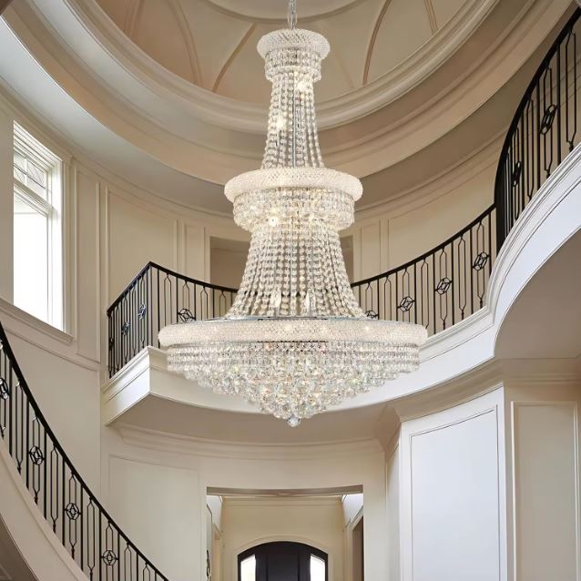 Grand lustre en cristal en cascade pour plafond haut, style classique luxe, idéal pour escalier ou entrée prestigieuse.