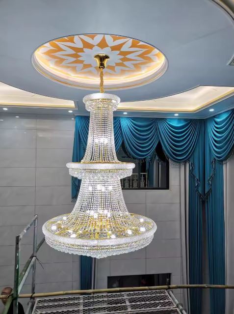 Lustre en cristal doré pour cage d’escalier, allure classique prestige et présence spectaculaire en grande hauteur.