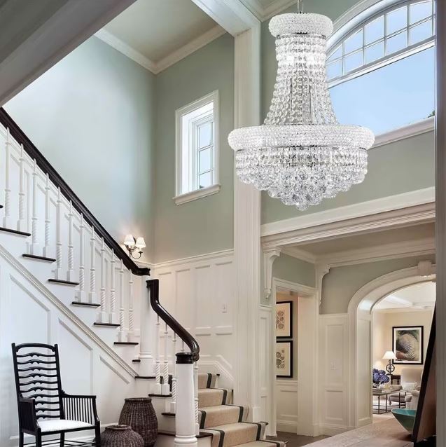 Lustre en cristal pour entrée avec escalier, style classique intemporel, idéal pour sublimer une belle hauteur.