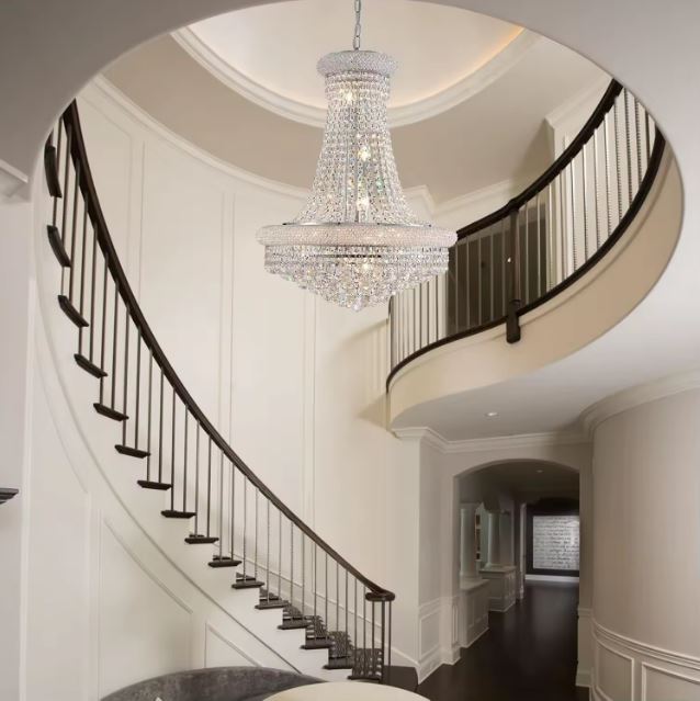 Lustre en cristal pour cage d’escalier, style classique élégant, idéal dans un intérieur à plafond haut.