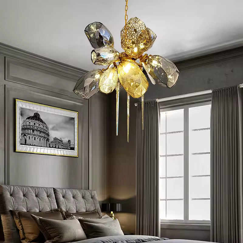Dans cette chambre élégante, le lustre en cristal fumé et doré apporte une présence florale, luxueuse et contemporaine.