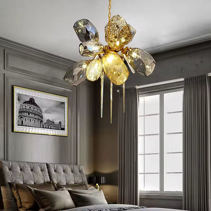 Dans cette chambre élégante, le lustre en cristal fumé et doré apporte une présence florale, luxueuse et contemporaine.