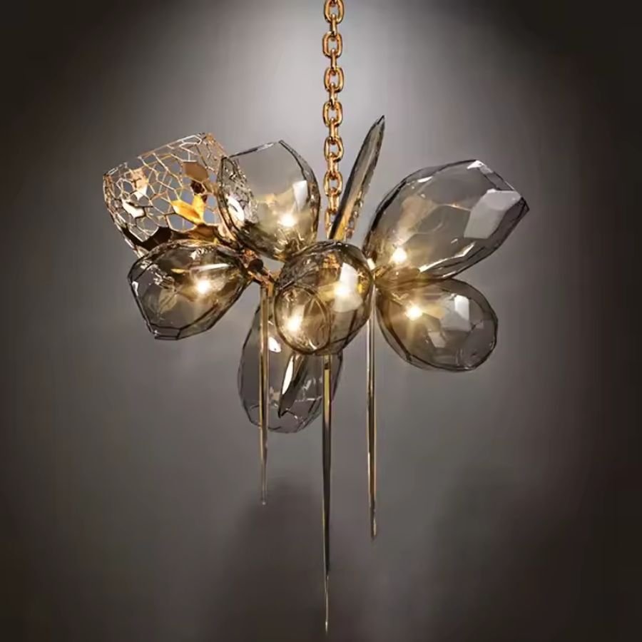 Lustre en cristal fumé aux formes florales facettées, rehaussé de détails dorés et de pampilles élancées au style précieux.