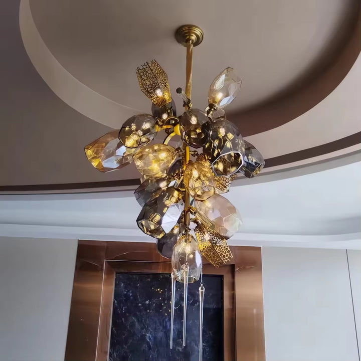 Composition verticale en cristal fumé et doré, aux facettes lumineuses et pampilles élancées dans un style sculptural luxueux.