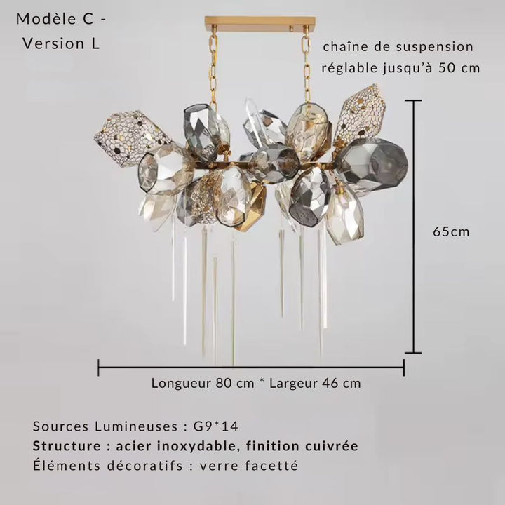 Lustre linéaire en cristal fumé et doré de 80 cm, rythmé par des facettes lumineuses et de longues pampilles.
